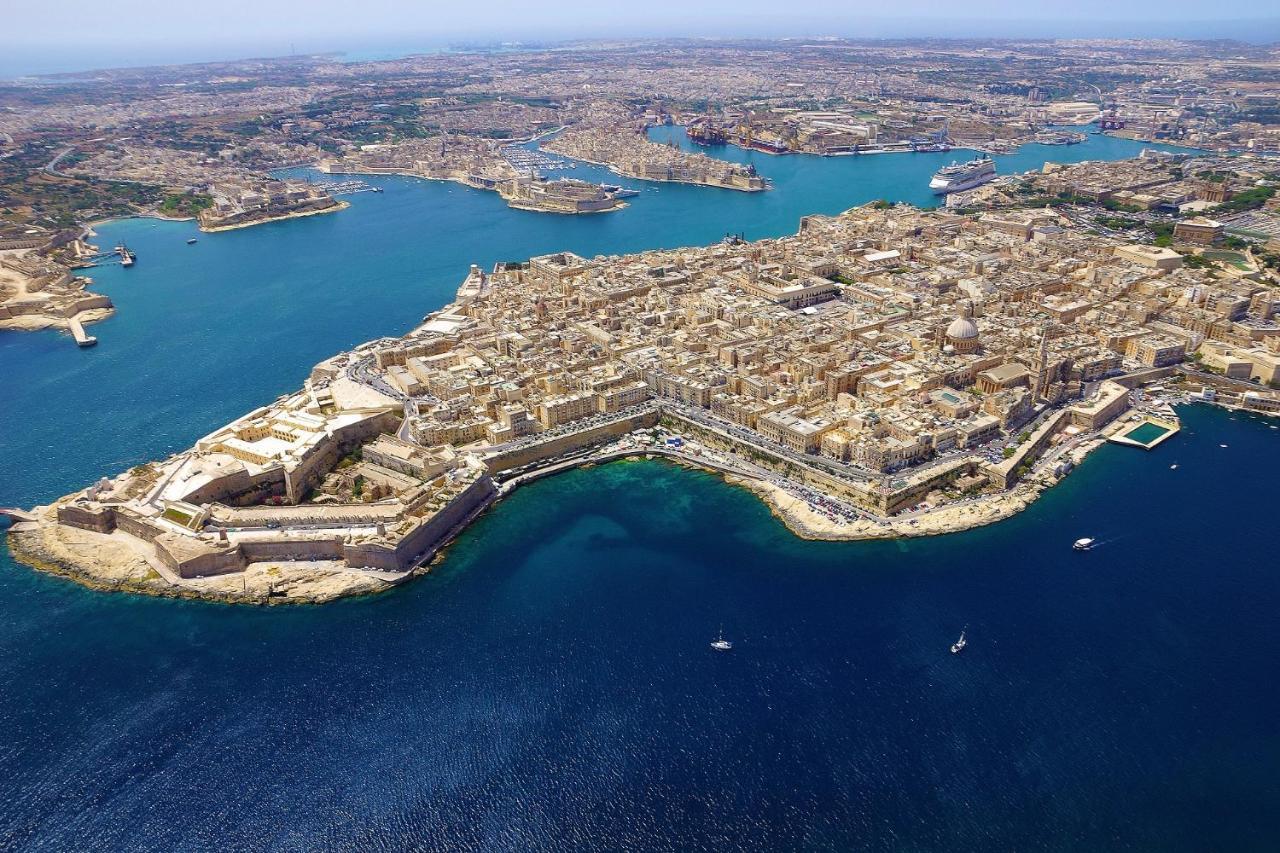 Harbour Lights Seafront 2 Bedroom Apartments With Panoramic Sea Views - By Getawaysmalta Сейнт Полс Бей Екстериор снимка