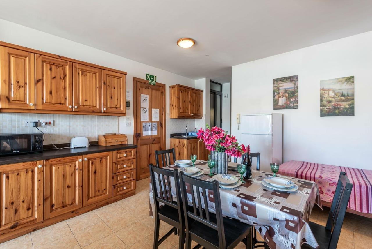 Harbour Lights Seafront 2 Bedroom Apartments With Panoramic Sea Views - By Getawaysmalta Сейнт Полс Бей Екстериор снимка